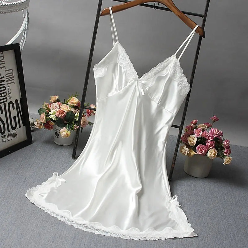 Camisola Feminina em Cetim com Renda