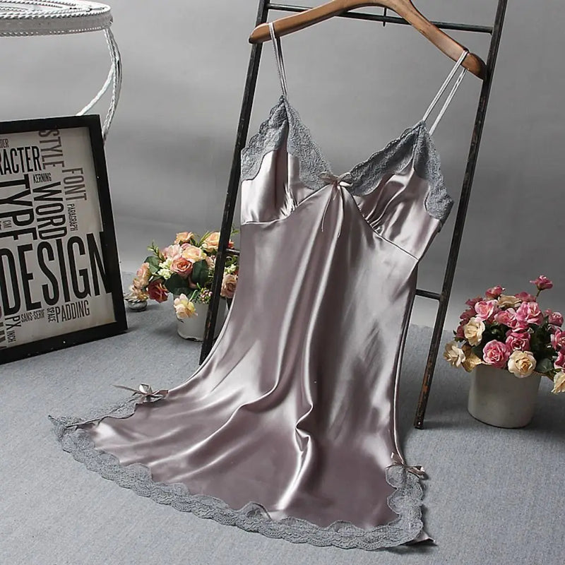 Camisola Feminina em Cetim com Renda