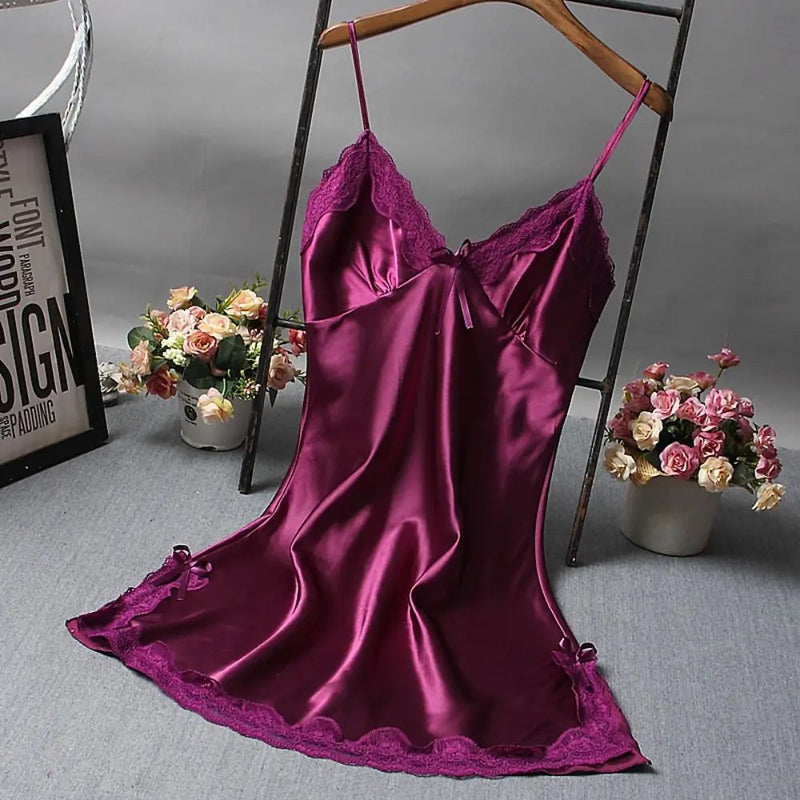 Camisola Feminina em Cetim com Renda